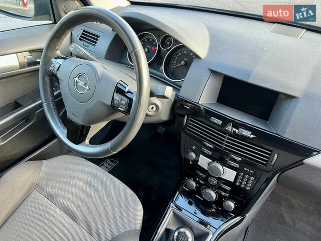 Опель Астра 2010 в Дубно на Automoto.ua Черный Опель Астра, объемом двигателя 1.6 л и пробегом 218 тыс. км за 5700 $, фото 49 на Automoto.ua