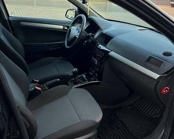 Черный Опель Астра, объемом двигателя 1.6 л и пробегом 219 тыс. км за 5600 $, фото 11 на Automoto.ua