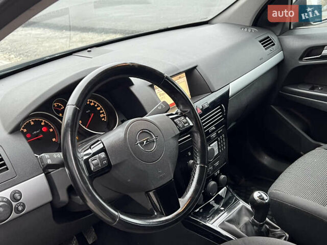 Черный Опель Астра, объемом двигателя 1.7 л и пробегом 264 тыс. км за 5799 $, фото 39 на Automoto.ua