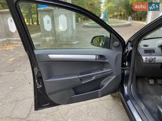 Черный Опель Астра, объемом двигателя 1.6 л и пробегом 200 тыс. км за 6400 $, фото 18 на Automoto.ua