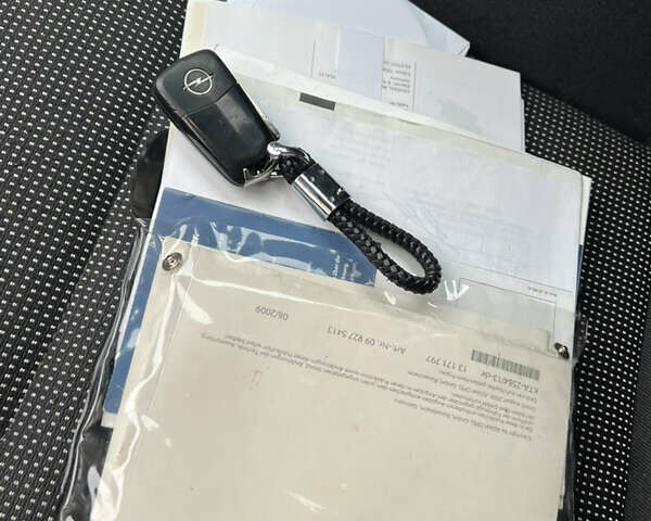 Черный Опель Астра, объемом двигателя 1.7 л и пробегом 264 тыс. км за 5799 $, фото 59 на Automoto.ua