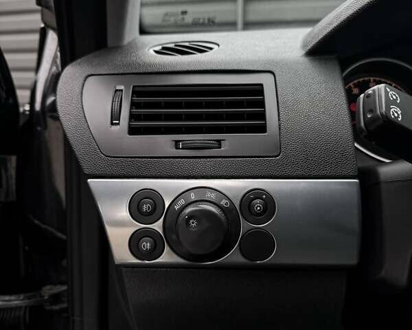 Черный Опель Астра, объемом двигателя 1.6 л и пробегом 152 тыс. км за 7200 $, фото 65 на Automoto.ua