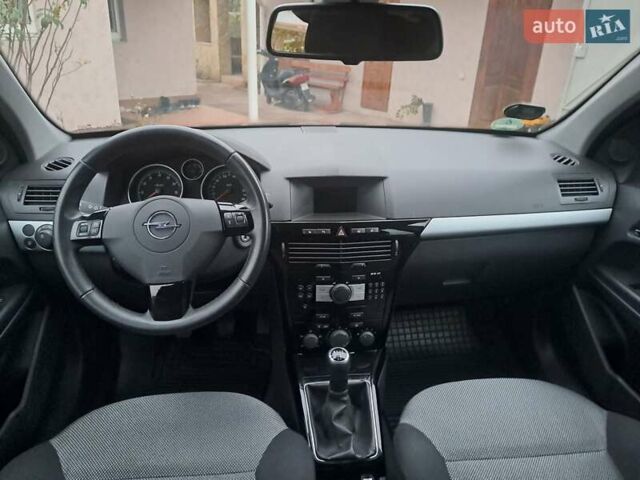 Черный Опель Астра, объемом двигателя 1.6 л и пробегом 209 тыс. км за 5800 $, фото 4 на Automoto.ua