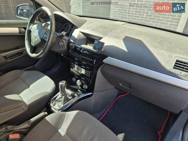 Черный Опель Астра, объемом двигателя 1.7 л и пробегом 212 тыс. км за 6400 $, фото 9 на Automoto.ua