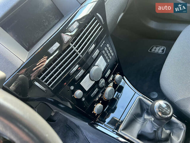 Опель Астра 2010 в Дубно на Automoto.ua Черный Опель Астра, объемом двигателя 1.6 л и пробегом 218 тыс. км за 5700 $, фото 43 на Automoto.ua