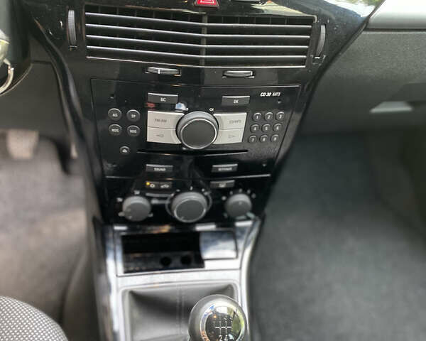 Черный Опель Астра, объемом двигателя 1.6 л и пробегом 200 тыс. км за 6400 $, фото 26 на Automoto.ua