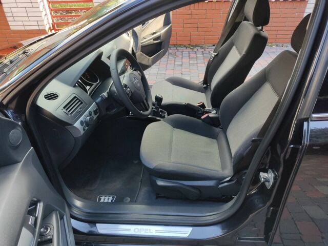 Черный Опель Астра, объемом двигателя 1.4 л и пробегом 215 тыс. км за 5900 $, фото 15 на Automoto.ua