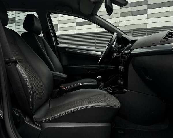 Черный Опель Астра, объемом двигателя 1.6 л и пробегом 152 тыс. км за 7200 $, фото 46 на Automoto.ua