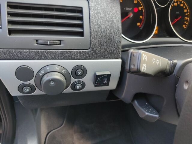 Черный Опель Астра, объемом двигателя 1.4 л и пробегом 215 тыс. км за 5900 $, фото 19 на Automoto.ua