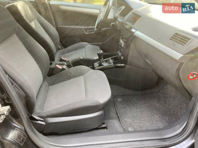 Черный Опель Астра, объемом двигателя 1.6 л и пробегом 200 тыс. км за 6400 $, фото 22 на Automoto.ua