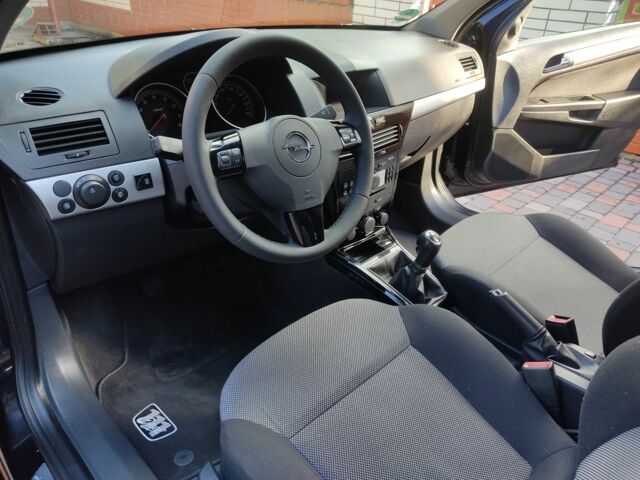 Черный Опель Астра, объемом двигателя 1.4 л и пробегом 215 тыс. км за 5900 $, фото 17 на Automoto.ua