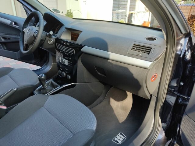 Черный Опель Астра, объемом двигателя 1.4 л и пробегом 215 тыс. км за 5900 $, фото 22 на Automoto.ua