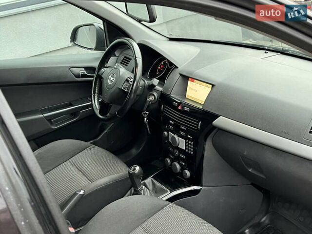 Черный Опель Астра, объемом двигателя 1.7 л и пробегом 264 тыс. км за 5799 $, фото 54 на Automoto.ua