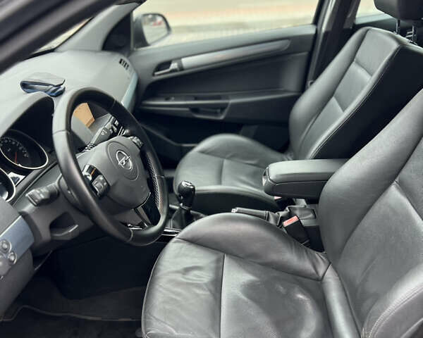 Черный Опель Астра, объемом двигателя 1.6 л и пробегом 250 тыс. км за 5600 $, фото 6 на Automoto.ua