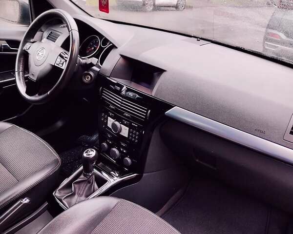 Черный Опель Астра, объемом двигателя 1.6 л и пробегом 212 тыс. км за 5750 $, фото 22 на Automoto.ua