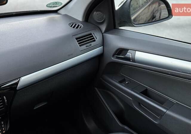 Черный Опель Астра, объемом двигателя 1.6 л и пробегом 205 тыс. км за 6150 $, фото 19 на Automoto.ua