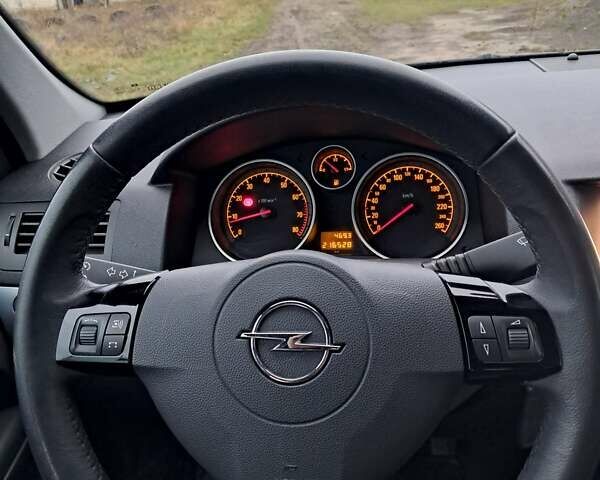 Черный Опель Астра, объемом двигателя 1.6 л и пробегом 216 тыс. км за 6200 $, фото 4 на Automoto.ua