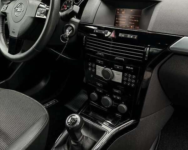 Черный Опель Астра, объемом двигателя 1.6 л и пробегом 152 тыс. км за 7200 $, фото 49 на Automoto.ua