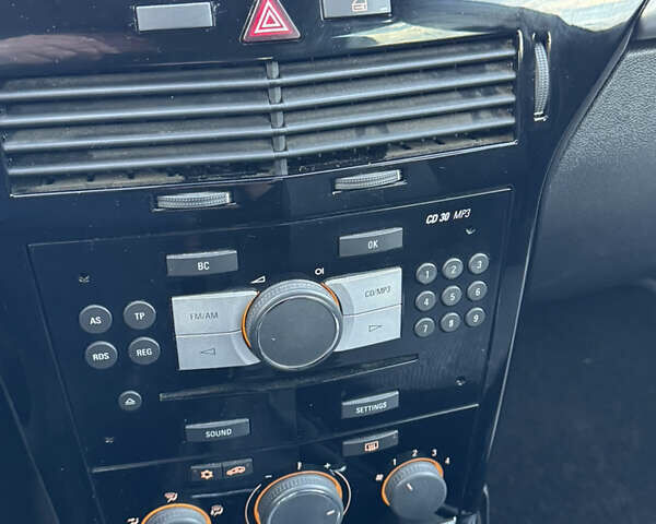 Черный Опель Астра, объемом двигателя 1.6 л и пробегом 219 тыс. км за 5500 $, фото 10 на Automoto.ua