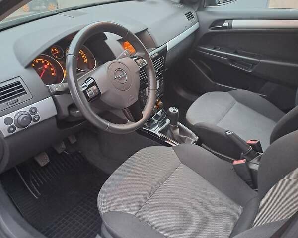 Черный Опель Астра, объемом двигателя 1.6 л и пробегом 209 тыс. км за 5800 $, фото 14 на Automoto.ua