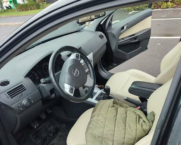 Черный Опель Астра, объемом двигателя 1.7 л и пробегом 300 тыс. км за 4500 $, фото 2 на Automoto.ua