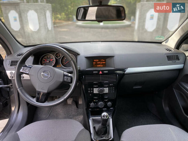 Черный Опель Астра, объемом двигателя 1.6 л и пробегом 200 тыс. км за 6400 $, фото 20 на Automoto.ua