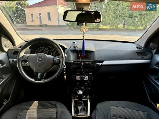 Черный Опель Астра, объемом двигателя 1.8 л и пробегом 255 тыс. км за 6100 $, фото 4 на Automoto.ua