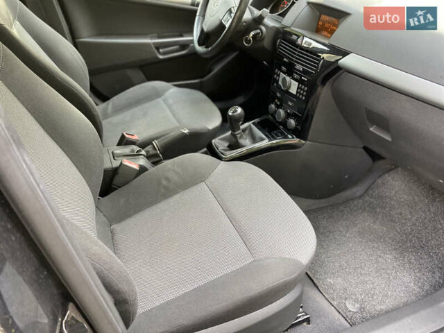 Черный Опель Астра, объемом двигателя 1.6 л и пробегом 200 тыс. км за 6400 $, фото 23 на Automoto.ua