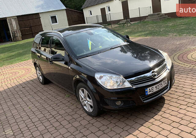 Черный Опель Астра, объемом двигателя 1.7 л и пробегом 240 тыс. км за 5600 $, фото 1 на Automoto.ua