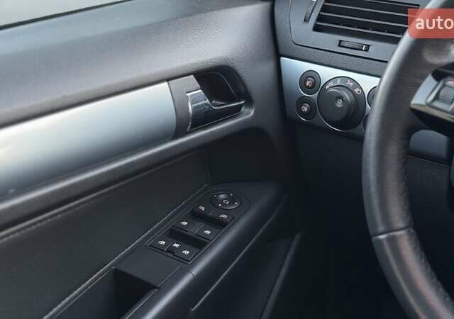 Черный Опель Астра, объемом двигателя 1.6 л и пробегом 205 тыс. км за 6150 $, фото 17 на Automoto.ua