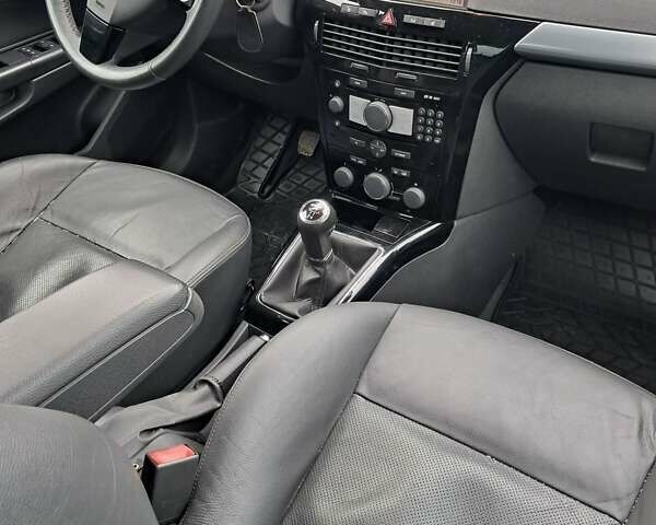 Черный Опель Астра, объемом двигателя 1.6 л и пробегом 216 тыс. км за 6200 $, фото 8 на Automoto.ua