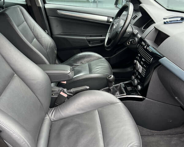 Черный Опель Астра, объемом двигателя 1.6 л и пробегом 250 тыс. км за 5600 $, фото 10 на Automoto.ua