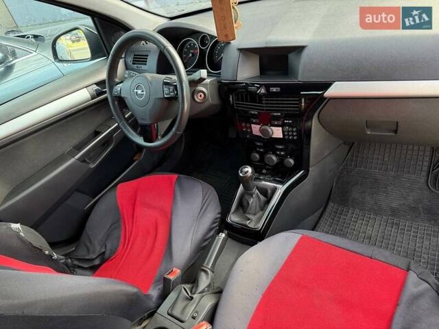 Черный Опель Астра, объемом двигателя 1.6 л и пробегом 296 тыс. км за 5200 $, фото 1 на Automoto.ua