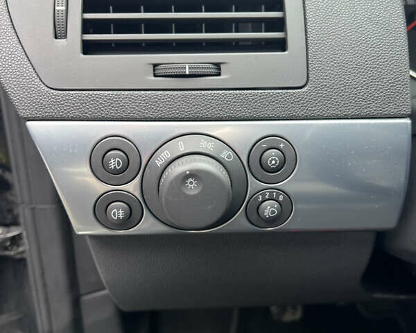 Черный Опель Астра, объемом двигателя 1.6 л и пробегом 250 тыс. км за 5600 $, фото 9 на Automoto.ua