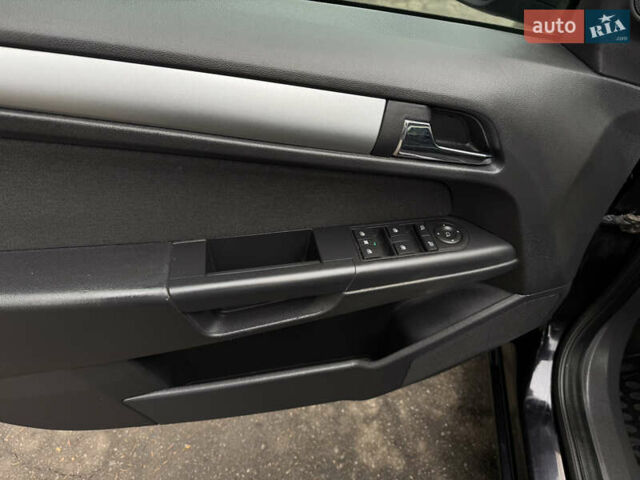 Черный Опель Астра, объемом двигателя 1.6 л и пробегом 228 тыс. км за 5750 $, фото 12 на Automoto.ua