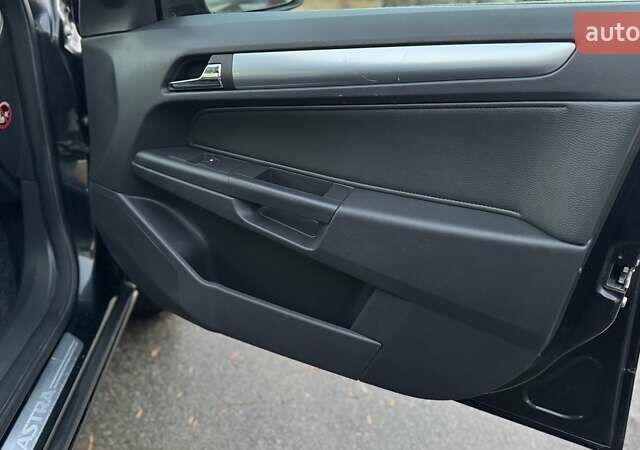 Черный Опель Астра, объемом двигателя 1.6 л и пробегом 205 тыс. км за 6150 $, фото 43 на Automoto.ua