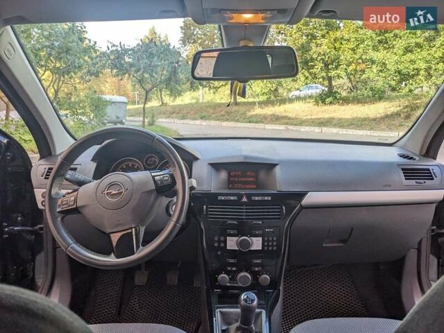 Черный Опель Астра, объемом двигателя 1.6 л и пробегом 226 тыс. км за 5600 $, фото 15 на Automoto.ua