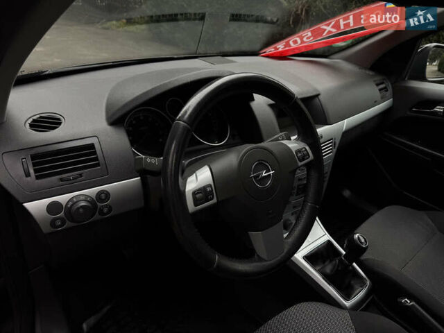 Черный Опель Астра, объемом двигателя 1.6 л и пробегом 228 тыс. км за 5750 $, фото 13 на Automoto.ua