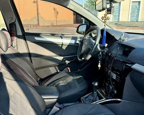 Черный Опель Астра, объемом двигателя 1.8 л и пробегом 255 тыс. км за 6100 $, фото 1 на Automoto.ua