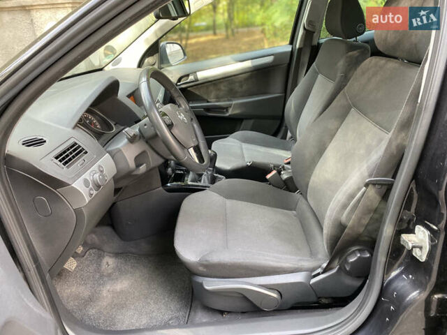 Черный Опель Астра, объемом двигателя 1.6 л и пробегом 200 тыс. км за 6400 $, фото 12 на Automoto.ua