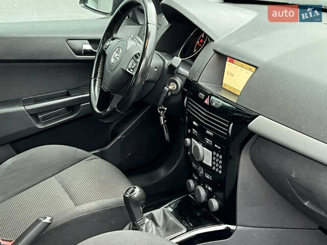 Черный Опель Астра, объемом двигателя 1.7 л и пробегом 264 тыс. км за 5799 $, фото 53 на Automoto.ua