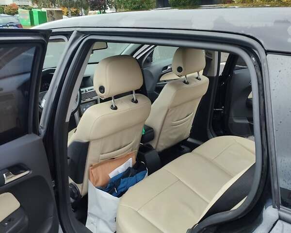 Черный Опель Астра, объемом двигателя 1.7 л и пробегом 300 тыс. км за 4500 $, фото 6 на Automoto.ua