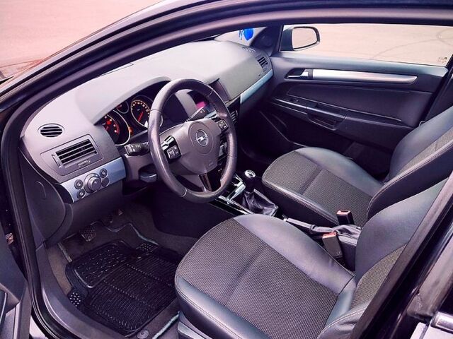 Черный Опель Астра, объемом двигателя 1.6 л и пробегом 172 тыс. км за 5350 $, фото 12 на Automoto.ua