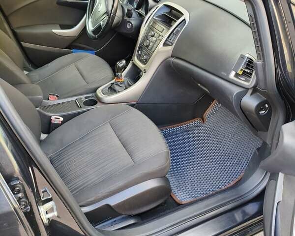 Черный Опель Астра, объемом двигателя 1.7 л и пробегом 238 тыс. км за 6000 $, фото 7 на Automoto.ua