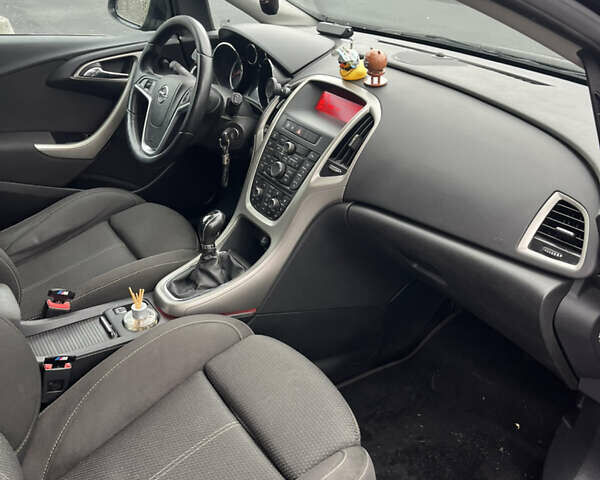 Черный Опель Астра, объемом двигателя 1.7 л и пробегом 275 тыс. км за 7400 $, фото 13 на Automoto.ua