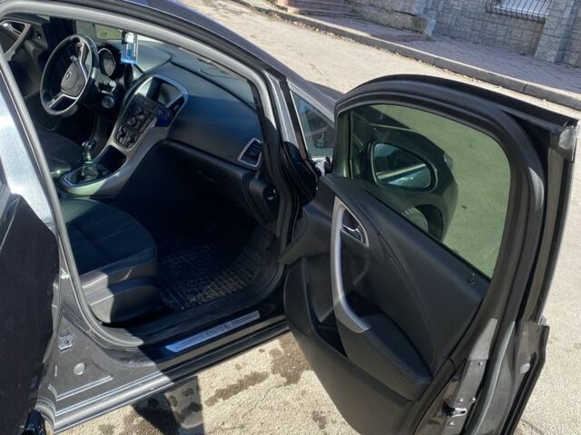 Черный Опель Астра, объемом двигателя 1.7 л и пробегом 260 тыс. км за 7500 $, фото 8 на Automoto.ua