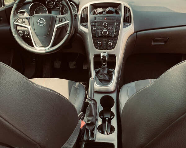 Черный Опель Астра, объемом двигателя 1.7 л и пробегом 230 тыс. км за 6500 $, фото 5 на Automoto.ua