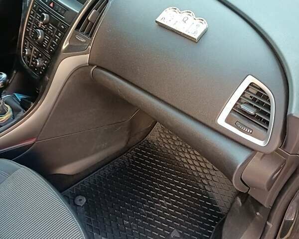 Черный Опель Астра, объемом двигателя 1.7 л и пробегом 250 тыс. км за 7200 $, фото 10 на Automoto.ua