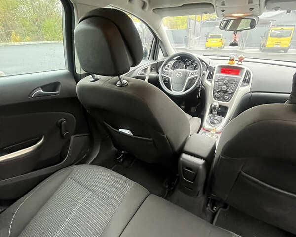 Черный Опель Астра, объемом двигателя 1.7 л и пробегом 275 тыс. км за 7400 $, фото 15 на Automoto.ua