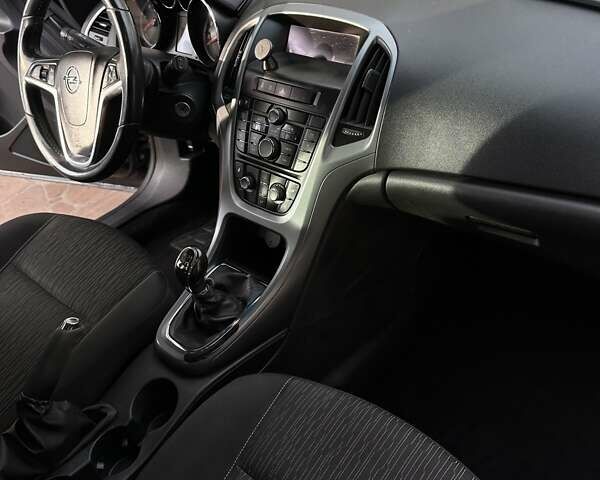 Опель Астра 2012 в Черновцах на Automoto.ua Черный Опель Астра, объемом двигателя 1.7 л и пробегом 256 тыс. км за 8177 $, фото 9 на Automoto.ua
